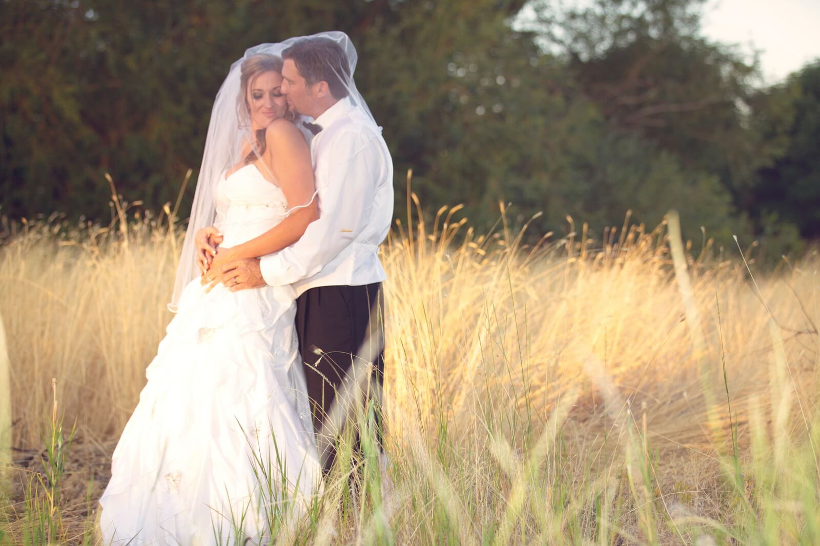 boise-wedding-kiss-in-field.jpg